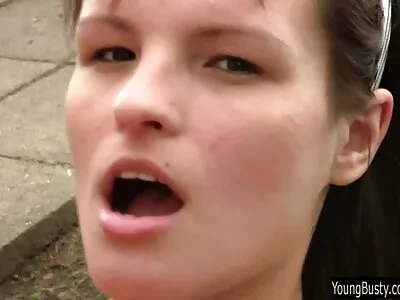 Brunette MILF ដែល​មាន​រាង​កាយ​ស្វាហាប់​ប្រហែល​ត្រូវ​បាន​គេ​វាយ​ដោយ​ស្តុប