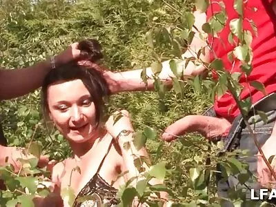 ស្នាមសាក់ brunette milf ដួលក្នុងអាង