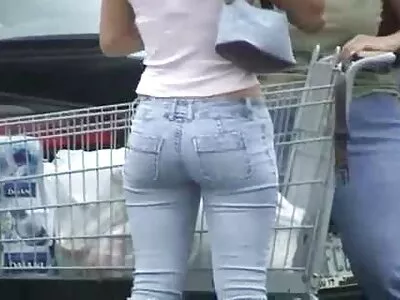 Blonde MILF ដែលមានដើមទ្រូងតូចរីករាយនឹងមាន់ជល់ក្នុងទ្វារមាសនៅលើកាមេរ៉ា