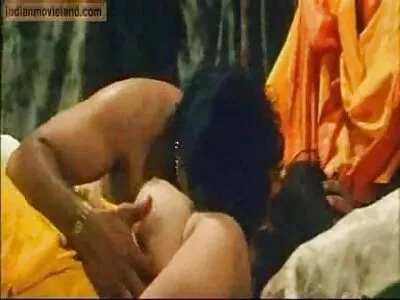 Cutie ដែលមានច្រមុះ និងក្បាលសុដន់ ពិនិត្យមើលមាន់ដ៏ធំ